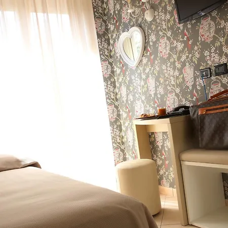 皮齐内利酒店 3* 里米尼